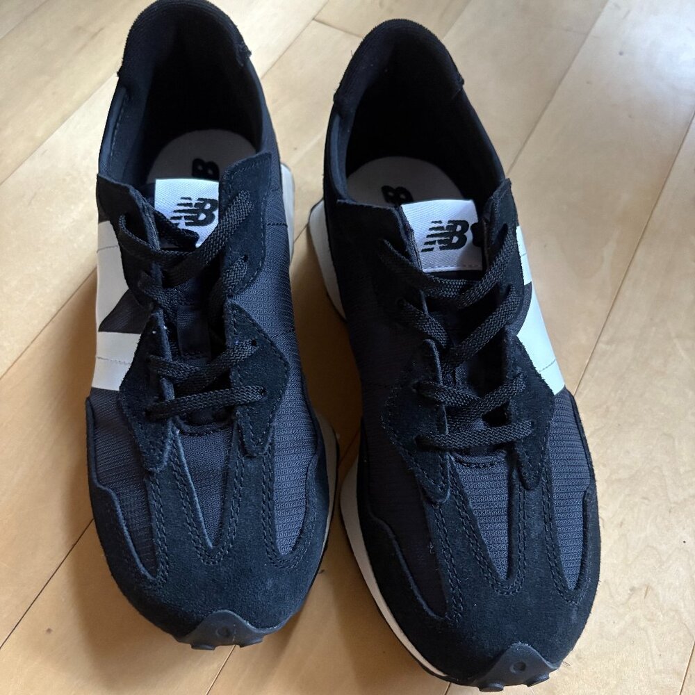 Sleek and comfy New Balance 327 GS Black/White Boys 5 (EU 37.5)  Women’s ~6.5–7